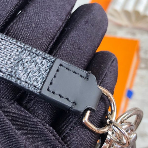 l0*is-V*t0n-key-ring-2